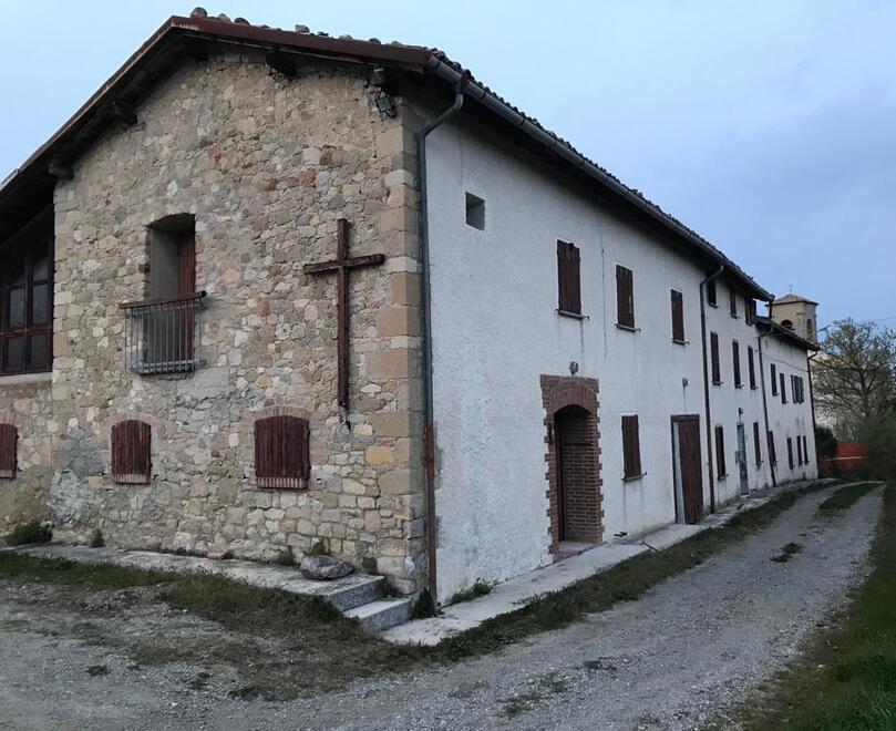 Ladri nell’ex convento rubano gli abiti da messa
