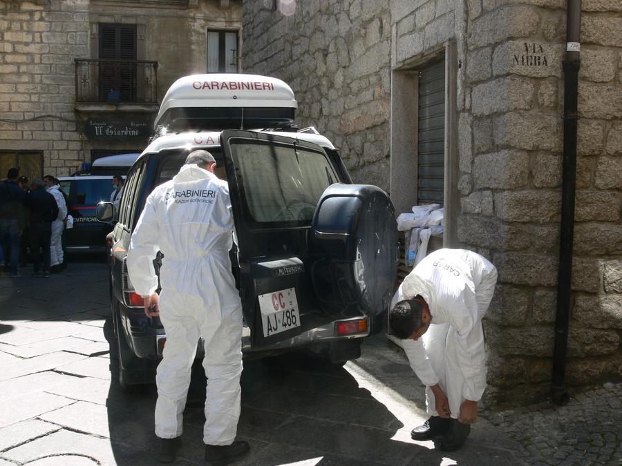 
	Gli investigatori davanti alla casa dove fu uccisa la famiglia Azzena

