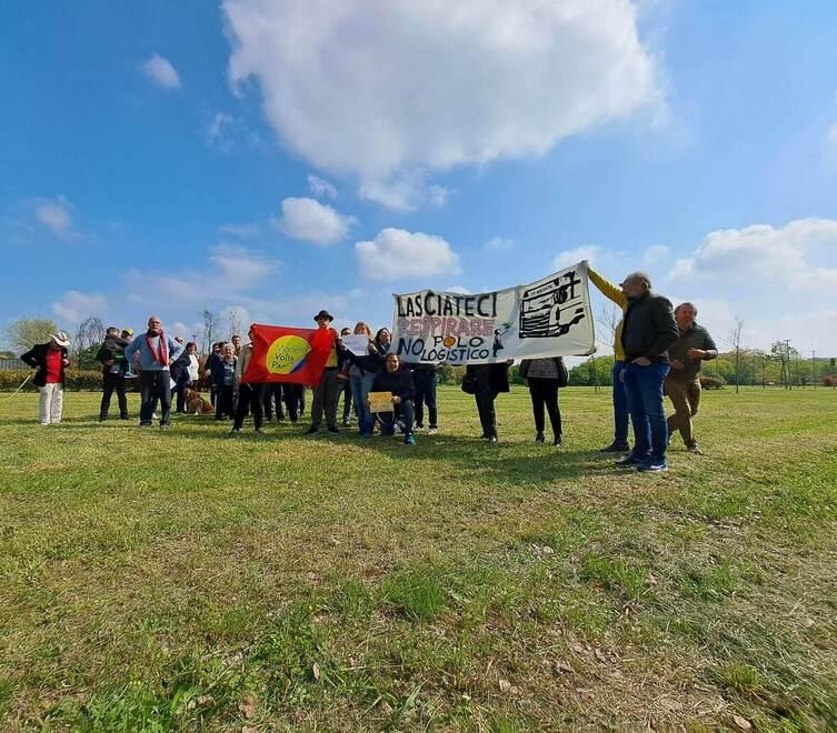 Modena «L’uovo di Pasqua del Comune? Contiene 500 tir frigo al giorno» 