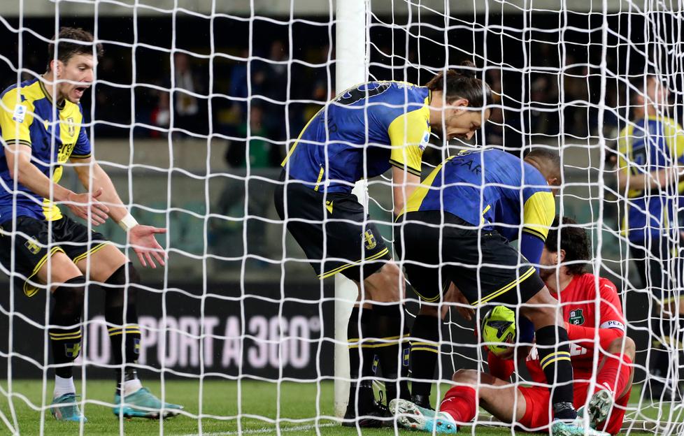 Il Sassuolo domina, il Verona festeggia Tanti gol falliti poi l’errore di Consigli