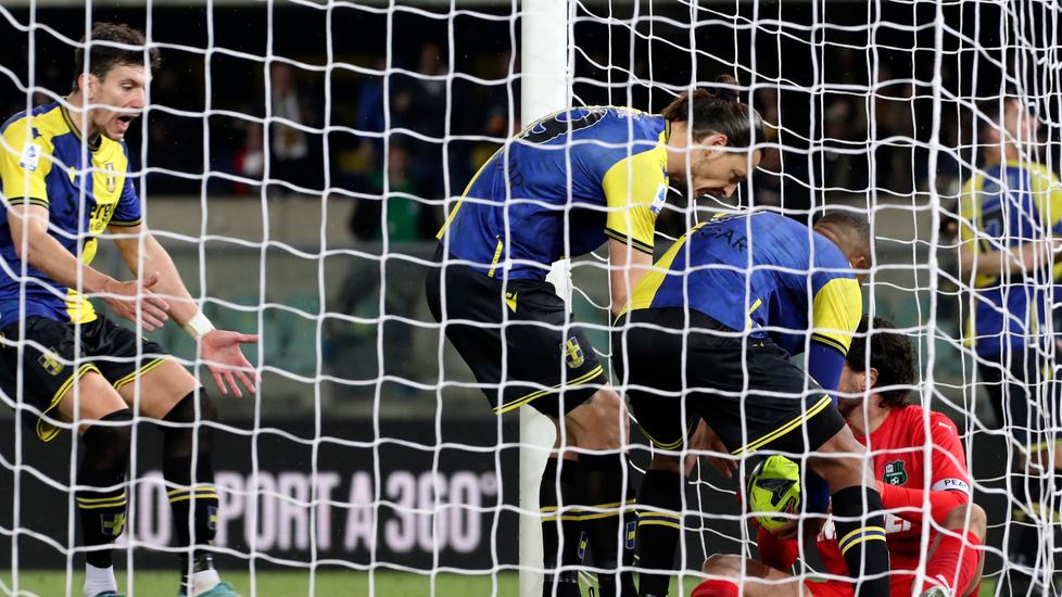 Il Sassuolo domina, il Verona festeggia Tanti gol falliti poi l’errore di Consigli