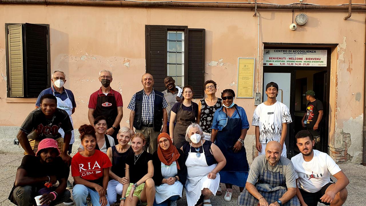 Modena. Pasqua dei dimenticati. Oggi è festa a Porta Aperta: 160 pasti per i bisognosi 