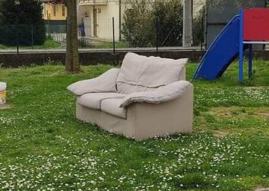 Cologna, un divano in giardino. I giovani: «Ridateci le panchine»