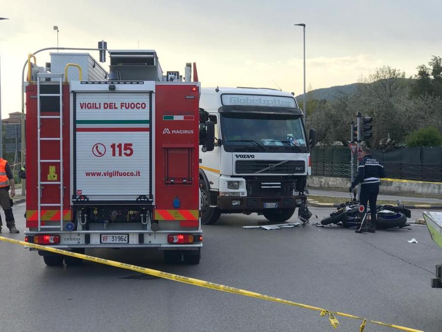 Pisa, morto in moto contro un camion: nelle telecamere la dinamica dello schianto