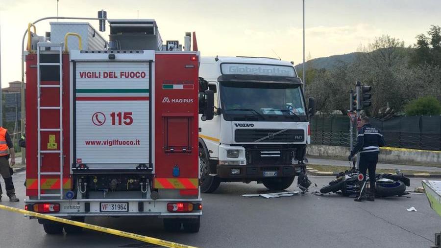 Pisa, morto in moto contro un camion: nelle telecamere la dinamica dello schianto