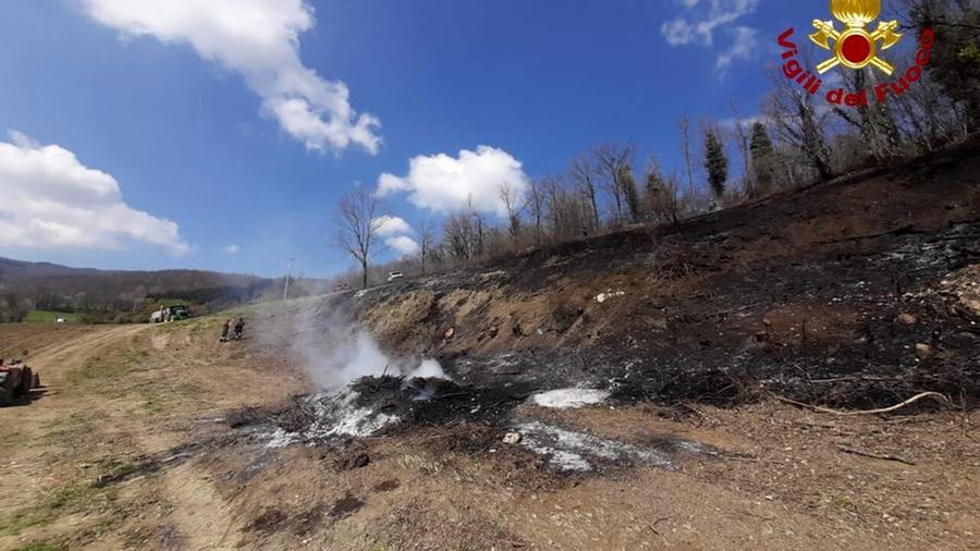 Lama, vasto incendio di sterpaglie vicino a un bosco