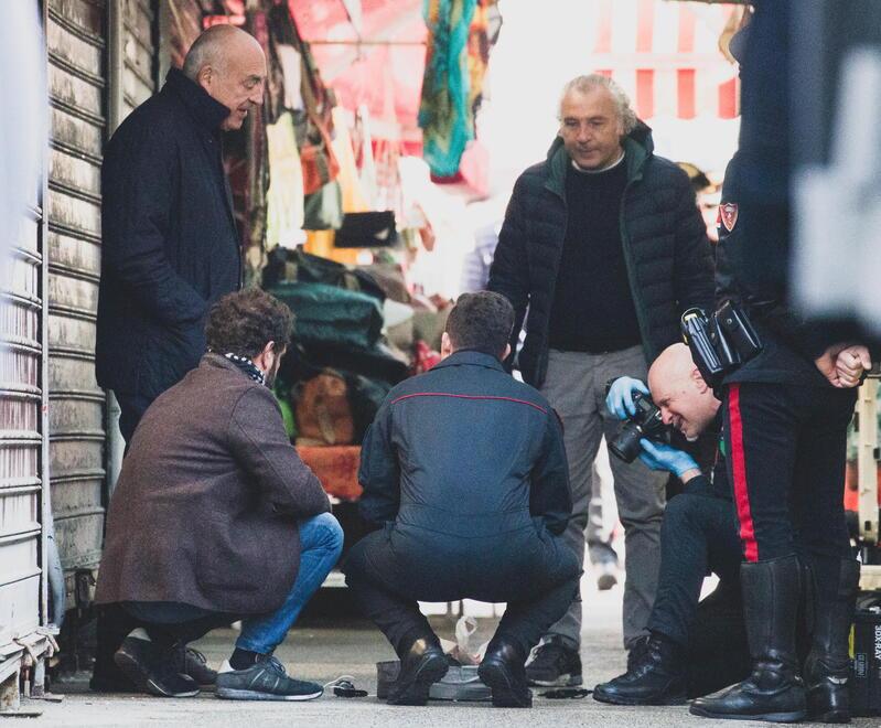 I carabinieri sul posto insieme al prefetto Paolo D’Attilio