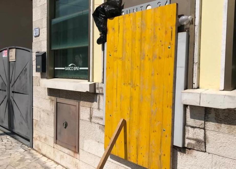 Pisa, assalto esplosivo al bancomat: un testimone chiama la polizia ma la banda riesce a fuggire