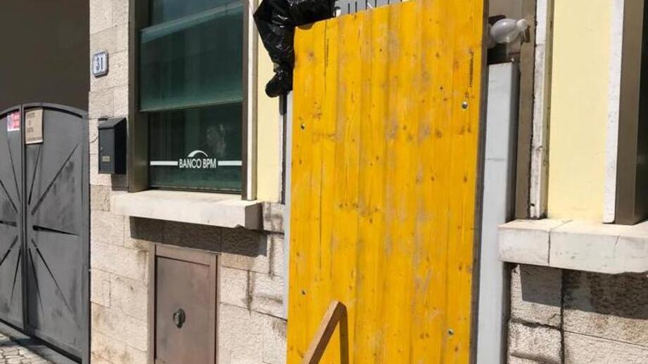 Pisa, assalto esplosivo al bancomat: un testimone chiama la polizia ma la banda riesce a fuggire