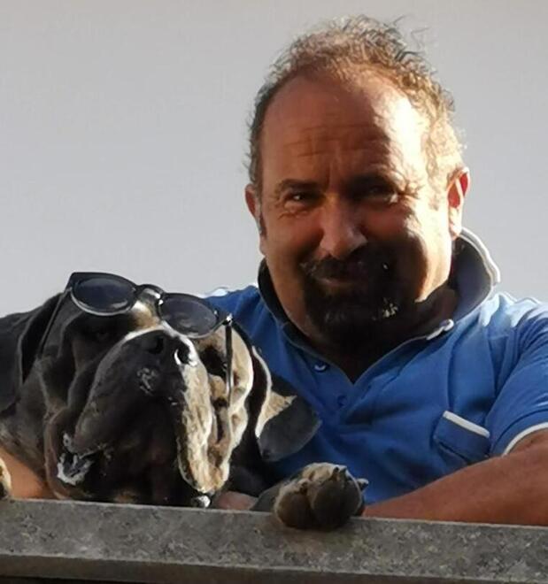 Nella foto il cane Chirion con Claudio Valleggi