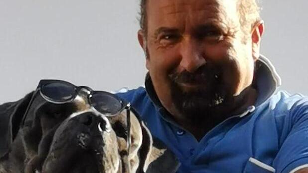 Nella foto il cane Chirion con Claudio Valleggi