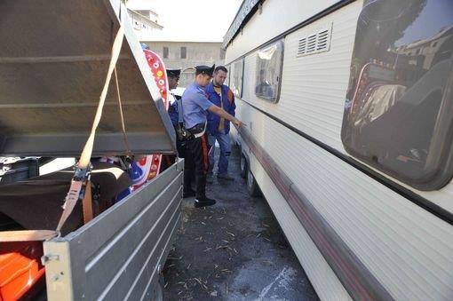 Proprietari sorprendono un ladro nel loro camper: arrestato 