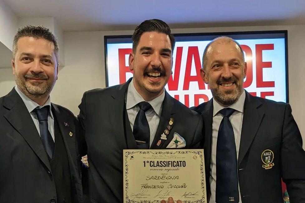 Francesco Cuccuru al centro durante la premiazione