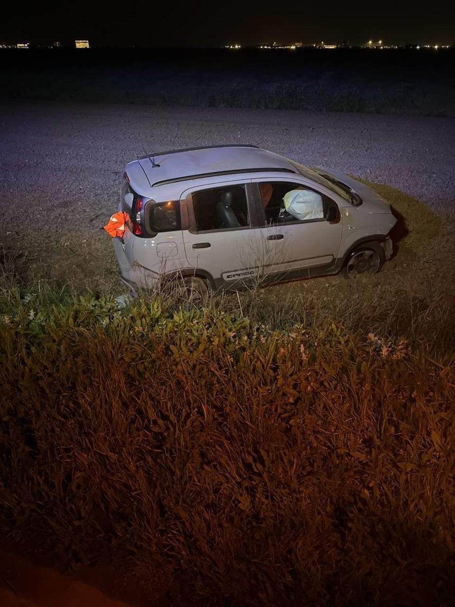 Cascina, colpo di sonno spedisce un automobilista in un campo