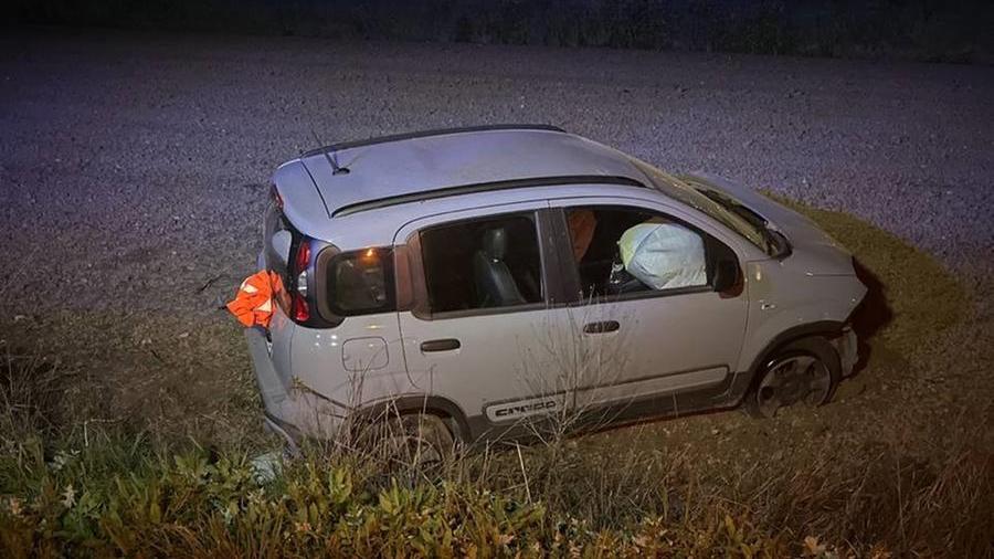 Cascina, colpo di sonno spedisce un automobilista in un campo