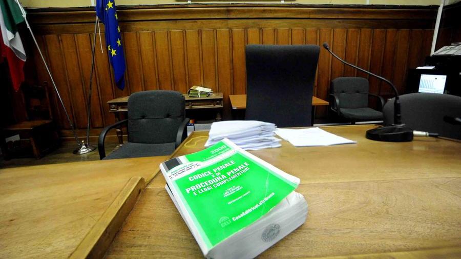Valdera, ricatto hard a un dentista: «Paga o diciamo tutto a tuoi familiari». Coppia chiede di patteggiare