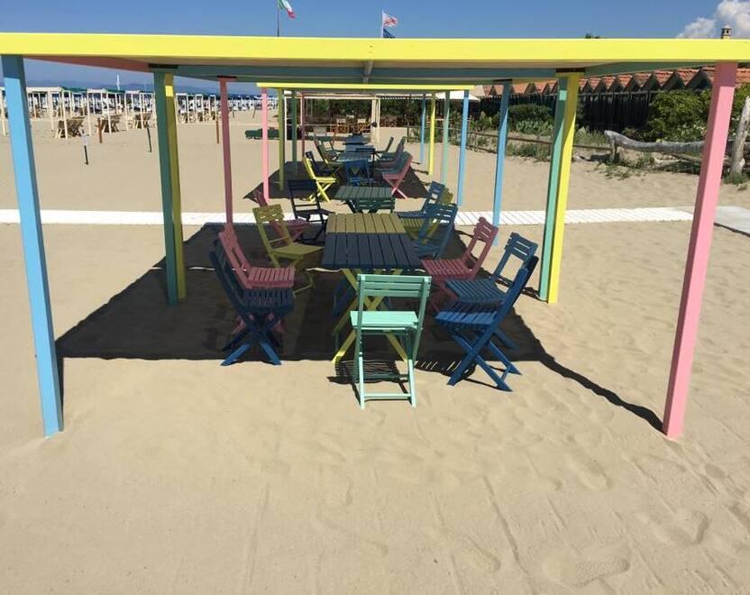 Forte dei Marmi, rincarano le spiagge comunali: dal 20 al 30% in più gli ombrelloni