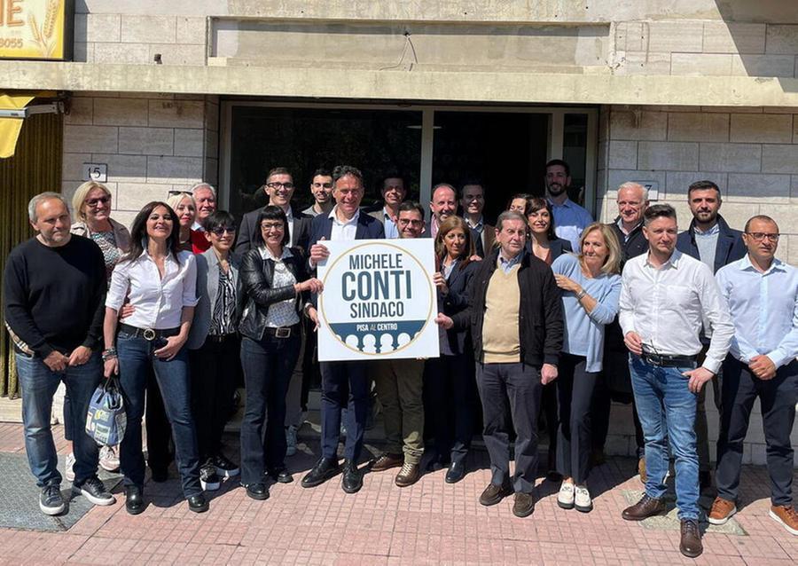 
	Michele Conti stringe tra le mani il simbolo della lista per le elezioni amministrative del 14-15 maggio


