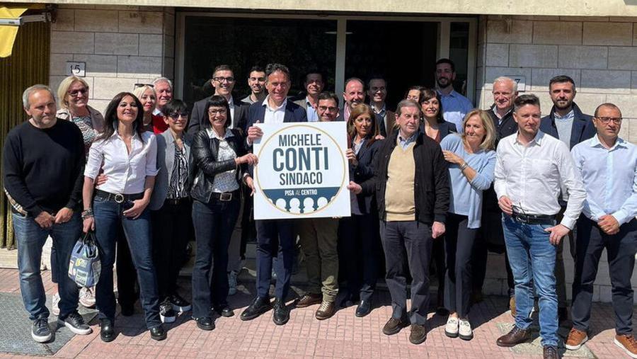 Michele Conti stringe tra le mani il simbolo della lista per le elezioni amministrative del 14-15 maggio
