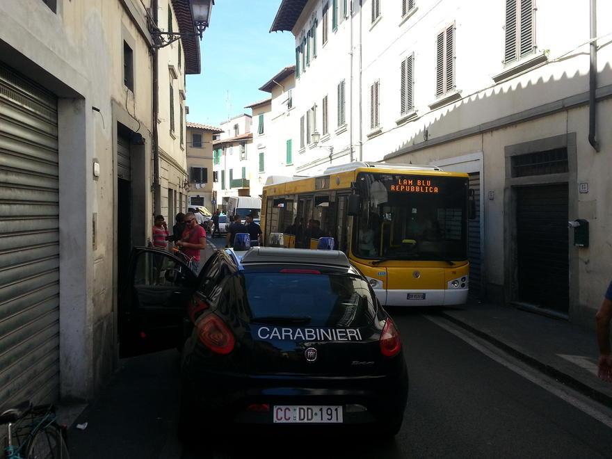 I nigeriani di via Santa Margherita: «Rimandate i violenti al loro paese» 