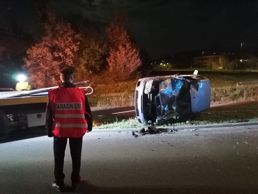 Auto con quattro giovani si ribalta in curva: tutti miracolosamente illesi
