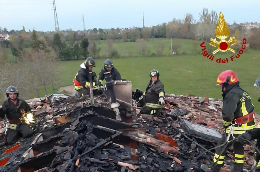Bruciano 40metri quadrati di tetto, vigilia di paura a Pratissolo