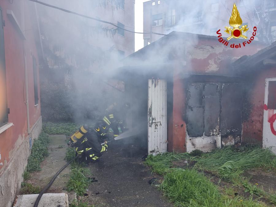 Baracca adibita a dormitorio devastata da un incendio