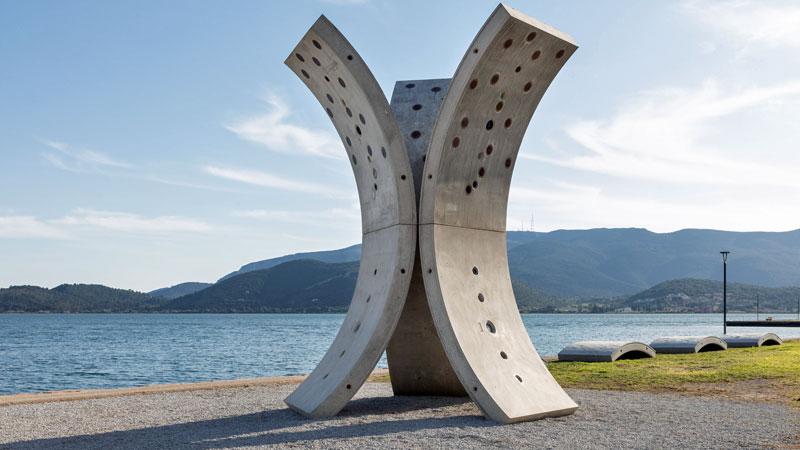 Orbetello, di fronte alla laguna è sbocciato un grande tulipano in calcestruzzo