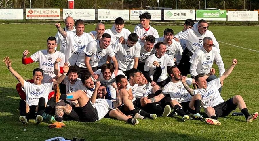 
	I giocatori del Peccioli festeggiano la promozione in Prima categoria&nbsp;

