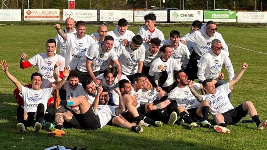 I giocatori del Peccioli festeggiano la promozione in Prima categoria 
