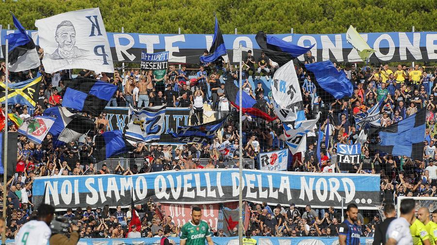 La curva nord è pronta a trascinare il Pisa nel match col Cagliari (Foto Fabio Muzzi)