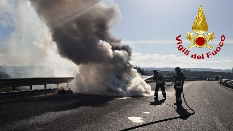 Sassari, auto s’incendia su una piazzola della 292: mezzo distrutto, illeso il conducente