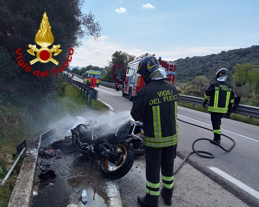 Moto in fiamme sulla 125, intervento dei vigili del fuoco: conducente illeso