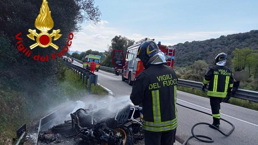 Moto in fiamme sulla 125, intervento dei vigili del fuoco: conducente illeso