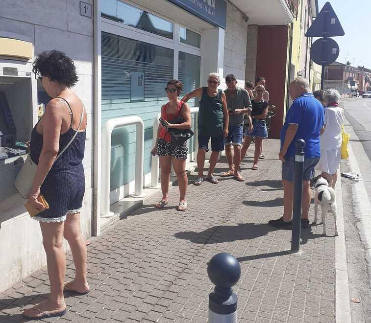 Lidi, zero sportelli o bancomat secco: prelevare soldi, mission impossible