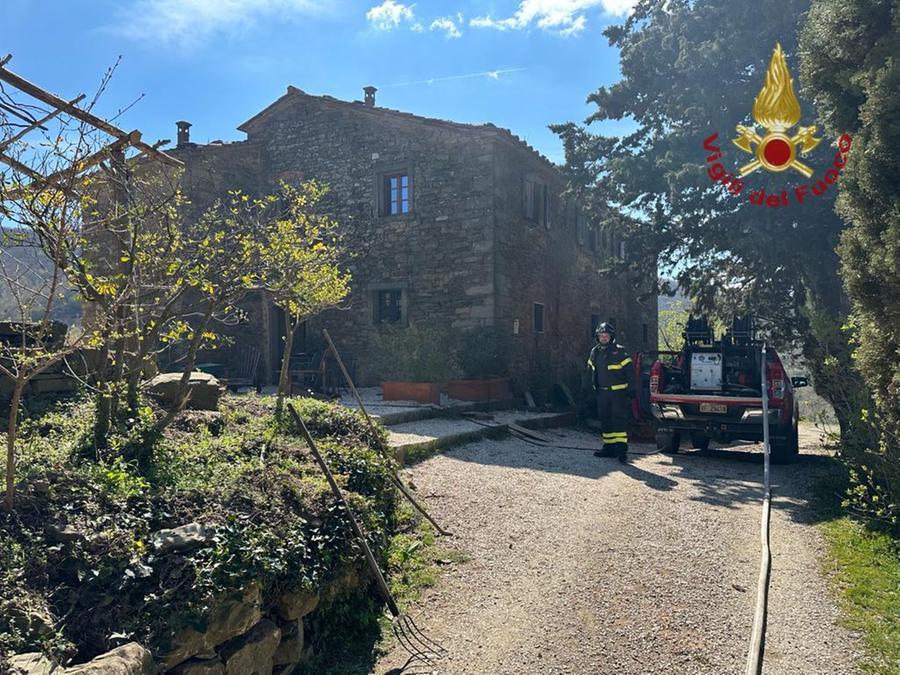 Incendio in un agriturismo, cade parte del tetto