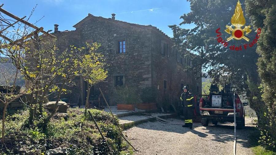 Incendio in un agriturismo, cade parte del tetto