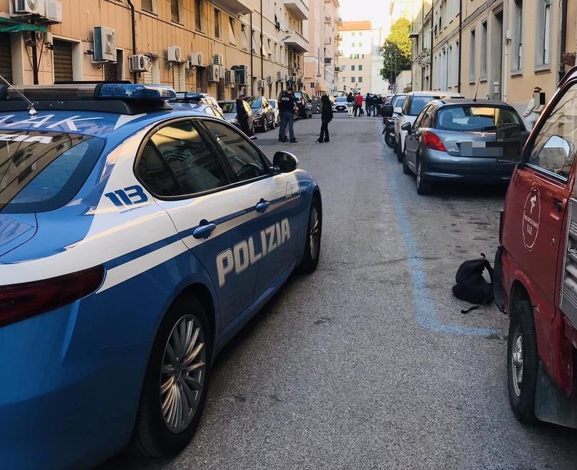 Livorno, botte e spintoni in via dei Cavalieri: «Basta spaccio in centro»
