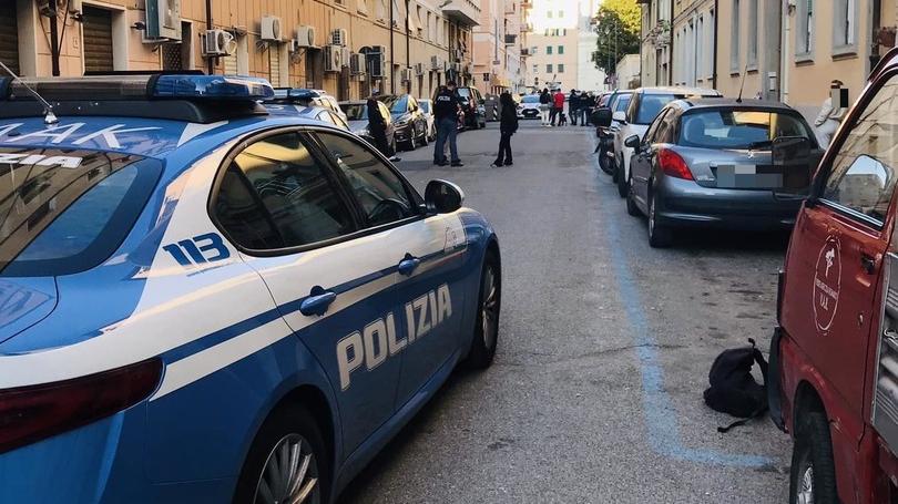 Livorno, botte e spintoni in via dei Cavalieri: «Basta spaccio in centro»