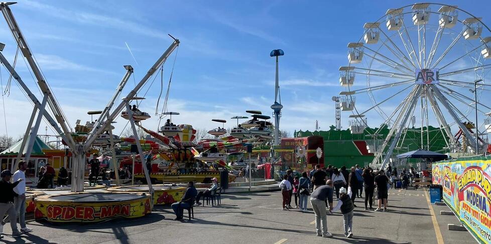 Modena Bulli scatenano risse ai “baracconi” Serve l’intervento dei carabinieri 
