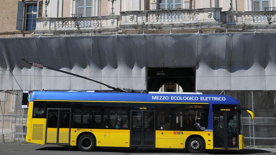Modena «Stop ai filobus in piazza Roma» Trasporto pubblico nel ciclone