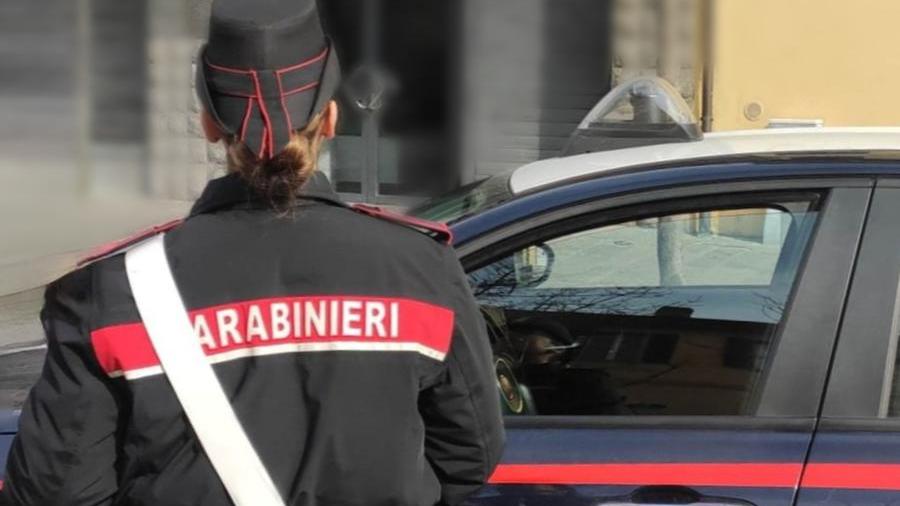 Picchia la moglie incinta per farle ritirare le denunce: obbligo di allontanamento per un uomo di 34 anni