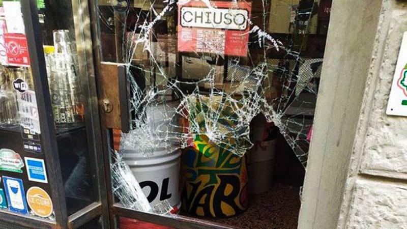 Firenze, banda del tombino in azione: saccheggiata una macelleria