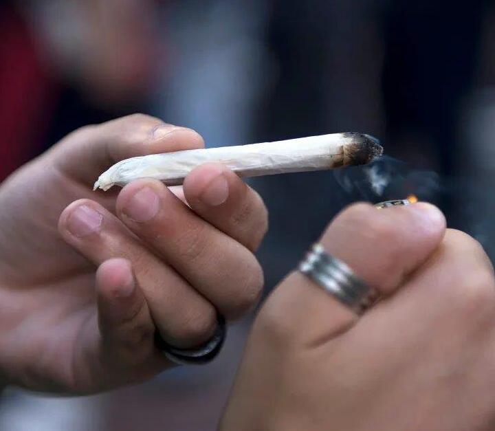 Pisa, spinelli fumati davanti a un militare: carabiniere sospeso dal servizio