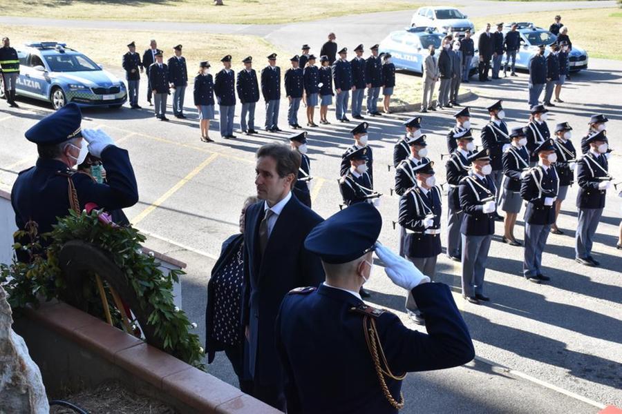 
	Il questore di Grosseto, Antonio Mannoni, di fronte al drappello d'onore depone la corona di ai piedi del monumento dedicato ai Caduti della polizia di Stato (foto d'archivio)

