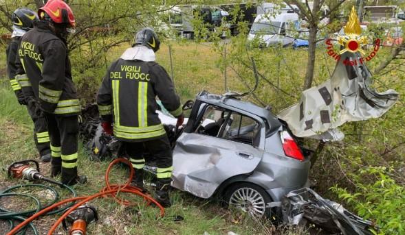 Schianto tra un camper, un tir e un’auto: muore un uomo residente nel Modenese