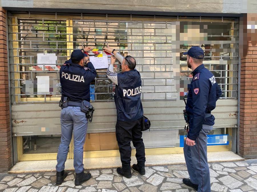 Modena, chiusura per un mese di un negozio etnico in viale Gramsci