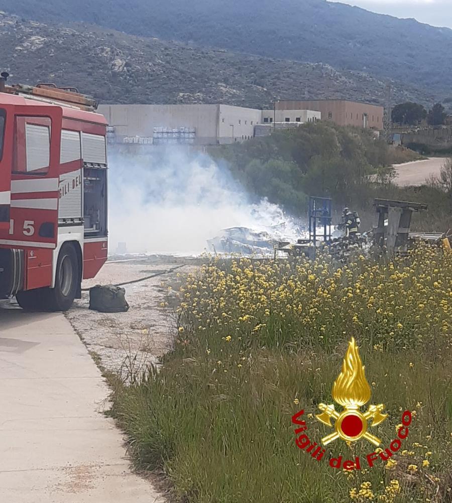 Tempio, camper distrutto dalle fiamme nella zona industriale