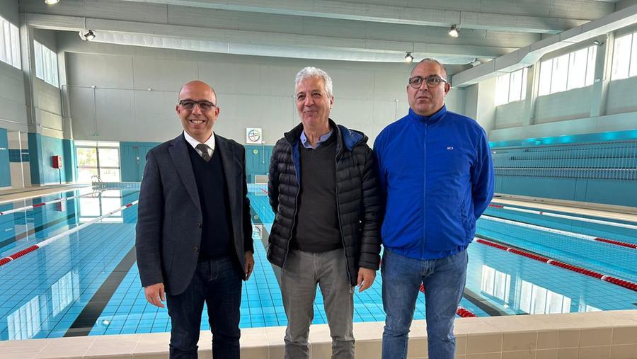 Da sinistra il sindaco Massimiliano Sanna, l'assessore Antonio Franceschi e il gestore della piscina Michele Zucca
