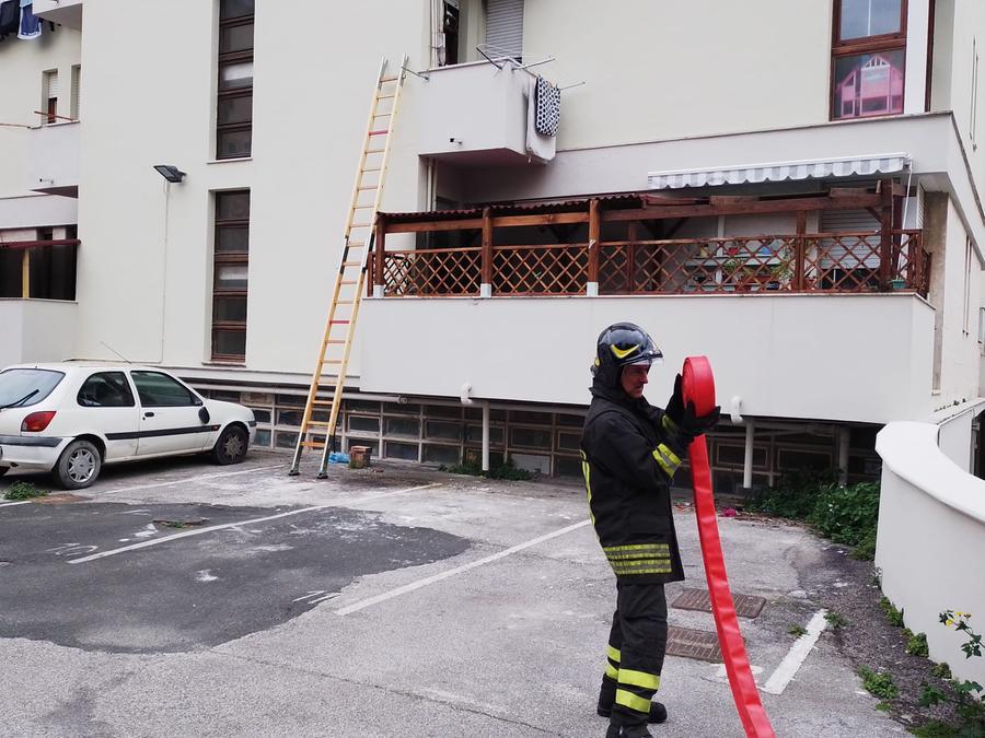 
	Un vigile del fuoco impegnato per domare le fiamme (foto Daniele Stefanini/Silvi)

